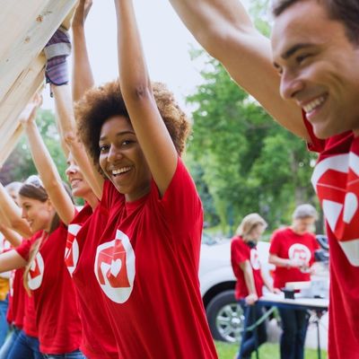 group of people volunterring